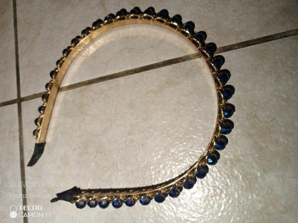 Serre-tête doré orné