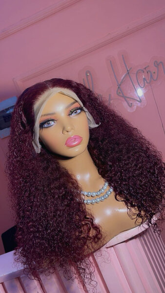 Perruque Bouclée Luxe Bordeaux