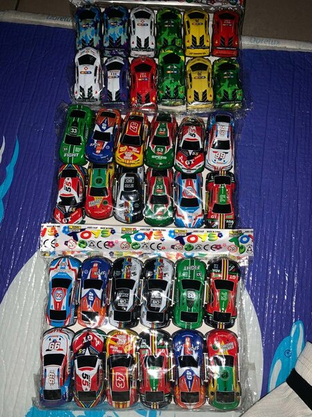 12 voitures Miniatures