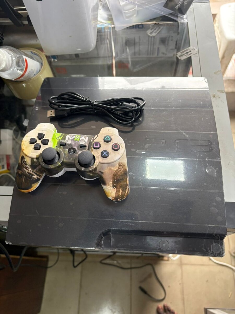 Ps3 slim avec 2 manettes
