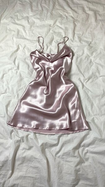 Robe satinée rose