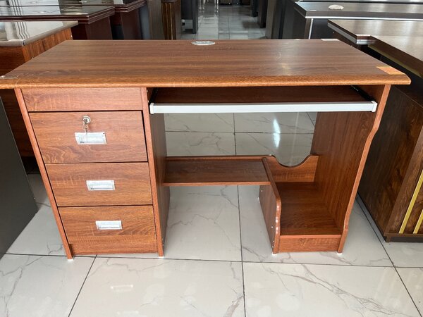 Bureau en bois avec tiroirs