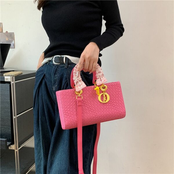 Sac à main tressé élégant