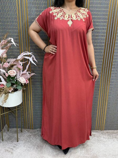 Robe longue brodée élégante