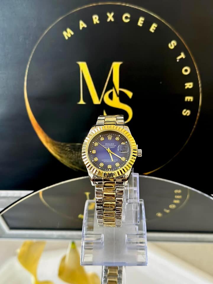 Women's wristwatch with metal bracelet