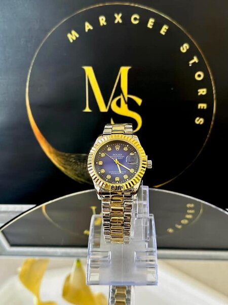 Women's wristwatch with metal bracelet