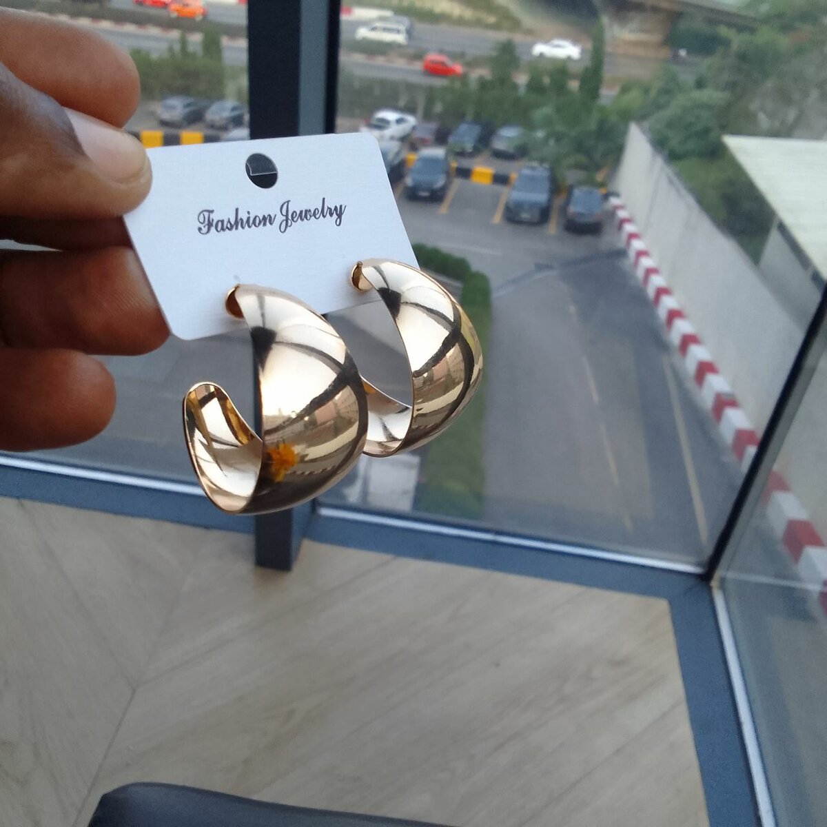 Boucles d'oreilles dorées modernes