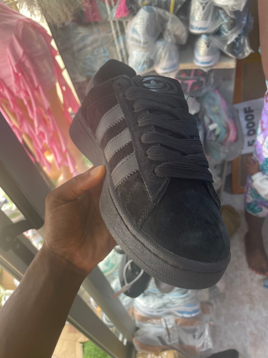 Chaussures noires en daim