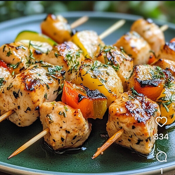 Alloco et brochettes de poulet