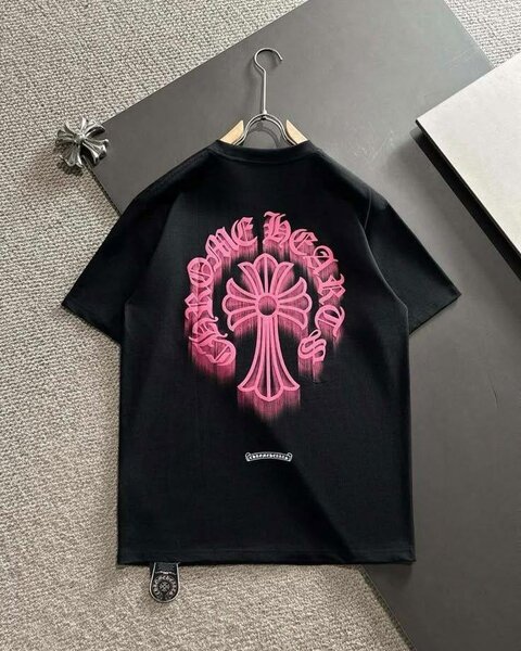 T-shirt noire avec motif rose