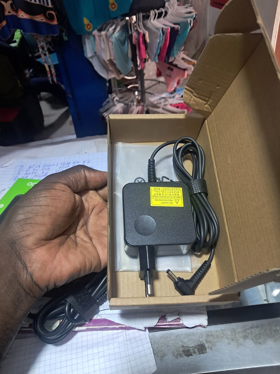 Adaptateur secteur universel