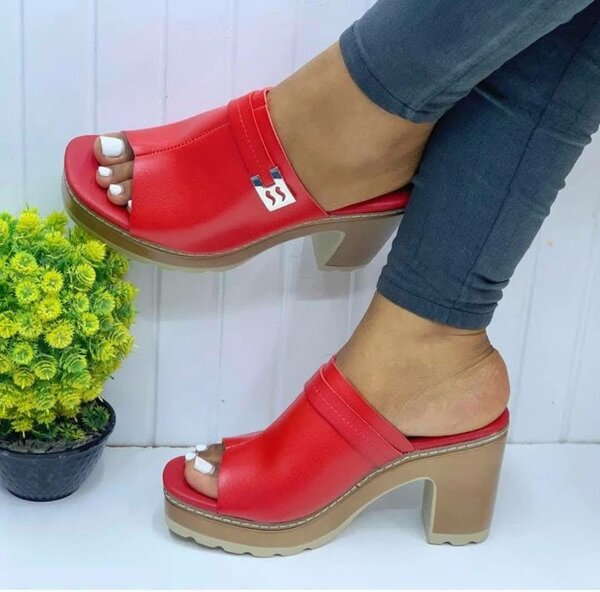Mules rouges à talons compensés