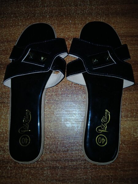 Sandales en cuir noir élégantes