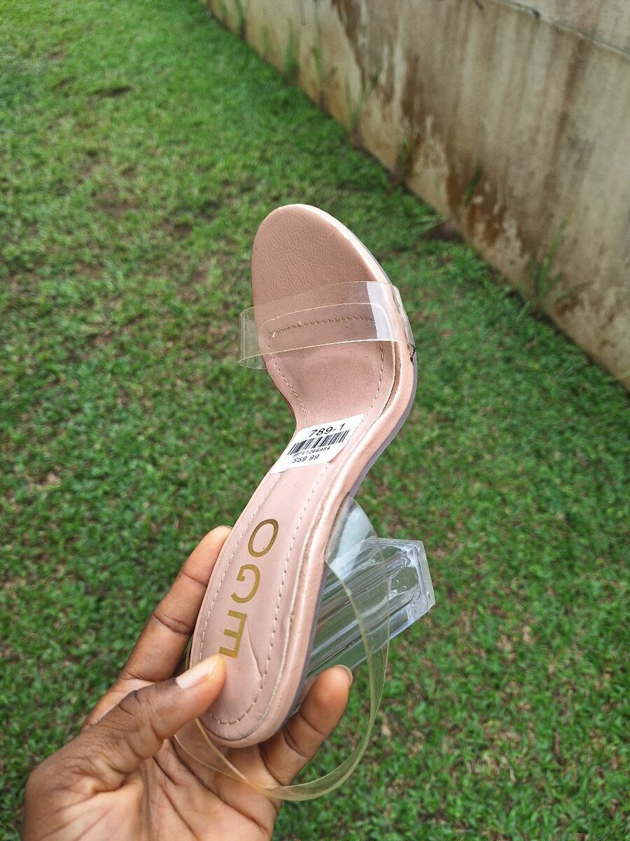 Sandales à talons transparents