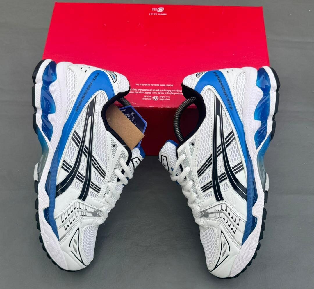 Chaussures Asics blanches et bleues