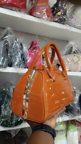 Sac à main en cuir verni élégant