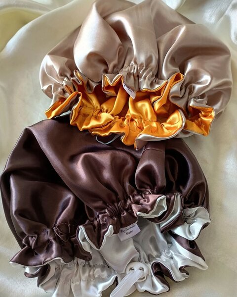 Bonnets en satin colorés luxe