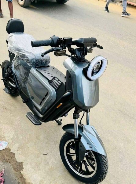 Scooter électrique gris