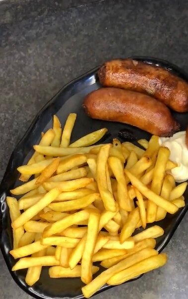 Assiette de frites et saucisses