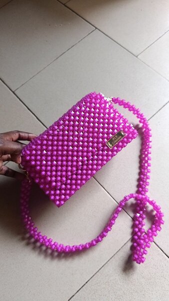 Sac en perles rose vif