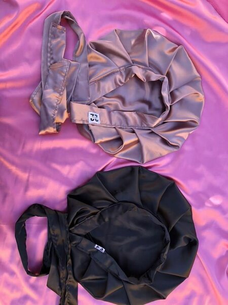 Bonnet en satin à corde