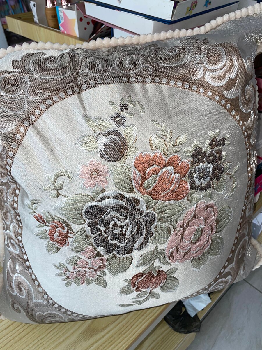 Coussin brodé floral élégant