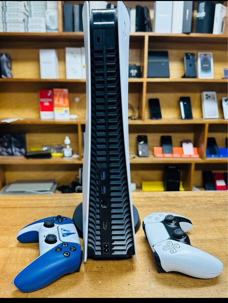 Console PS5 avec Manettes