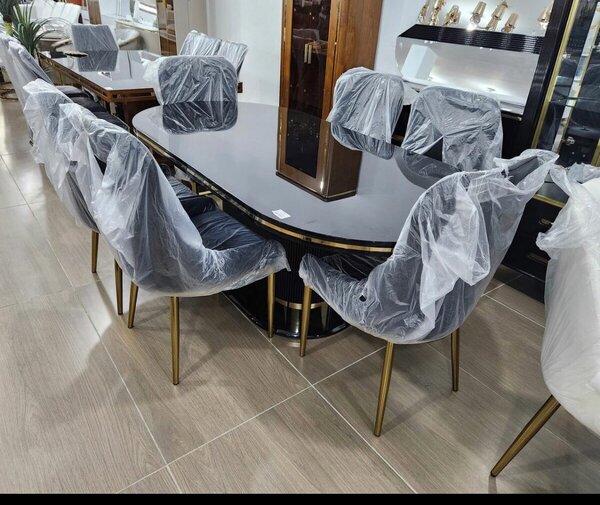 Chaise design luxe avec pieds en or