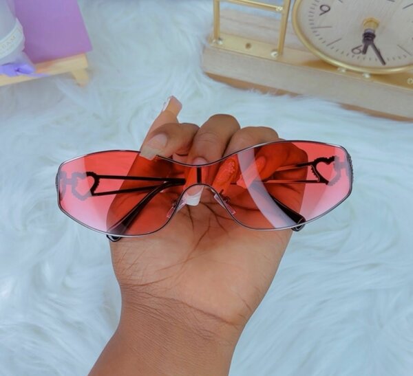 Lunettes de soleil rouges tendance