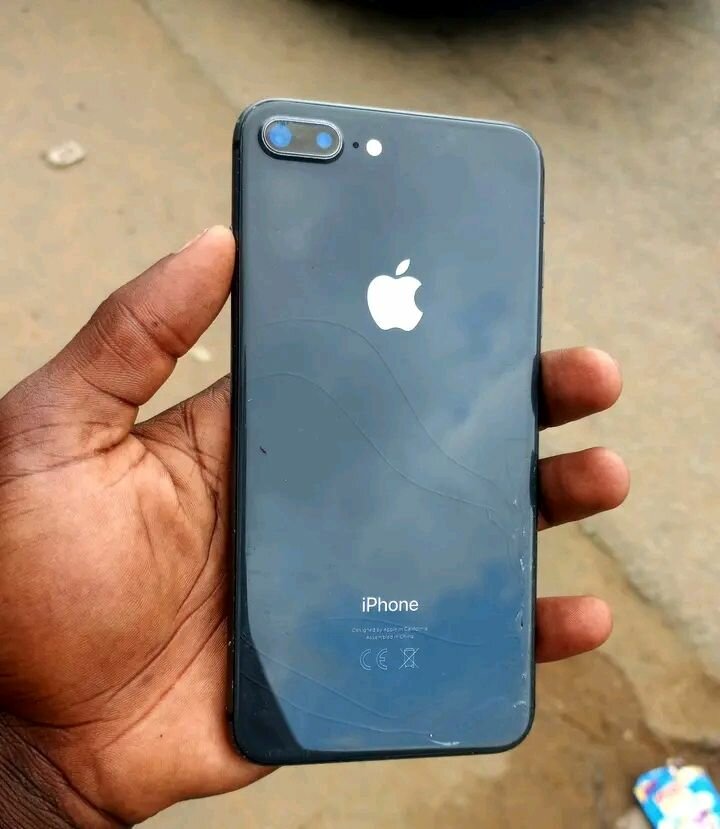 iPhone 8plus avec coque rouge