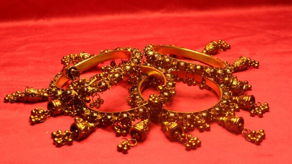 Elegant Antique Brown Pearls Design Bangles