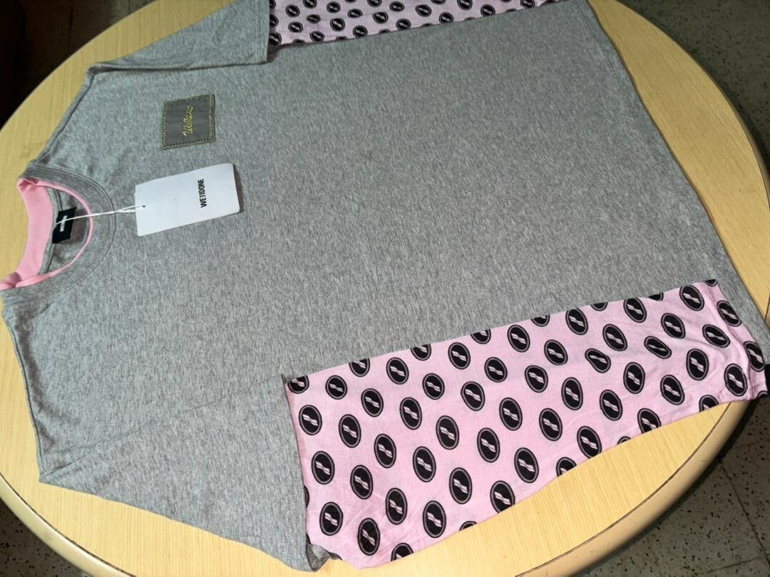 T-shirt gris à motifs