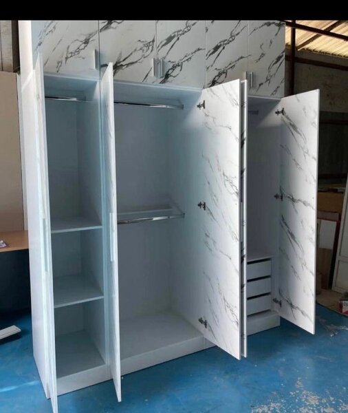 Armoire à portes battantes effet marbre