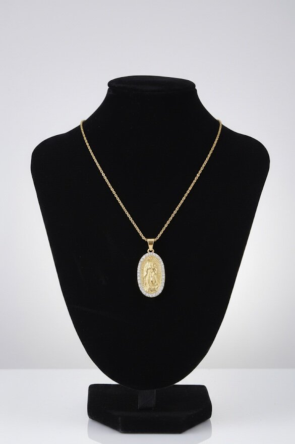 collier avec un pendentif