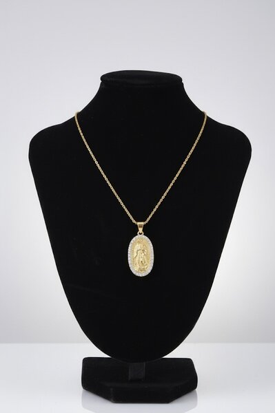 collier avec un pendentif