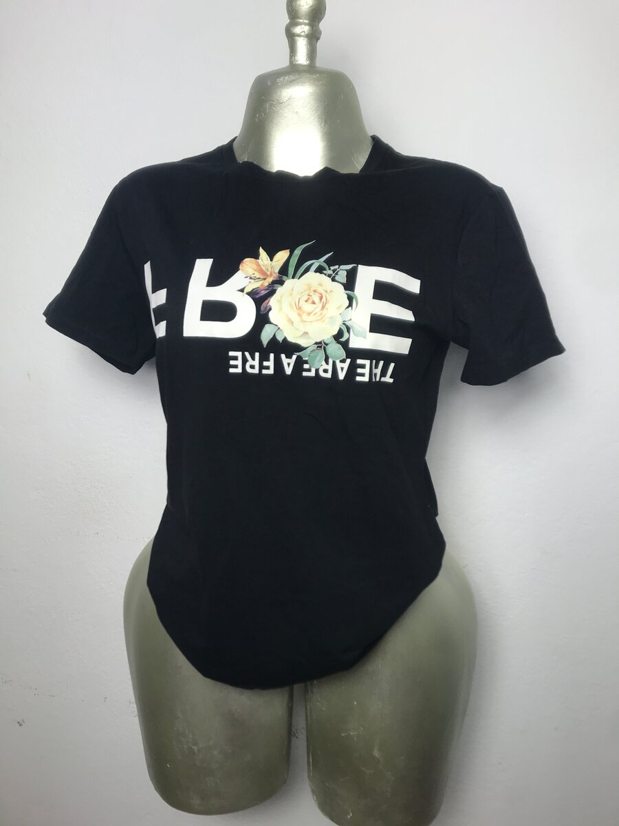 T-shirt noire à fleurs