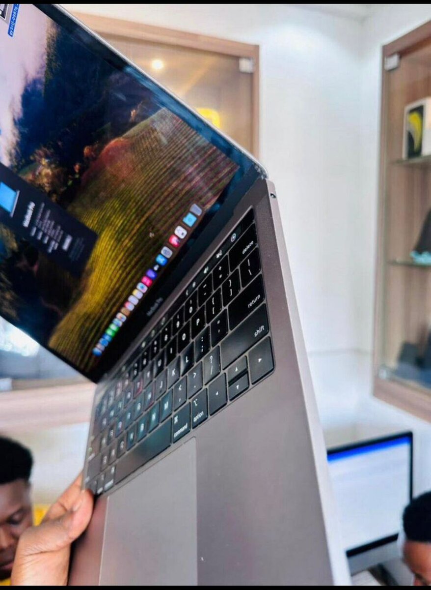 MacBook Pro M2 13inches 256gig .