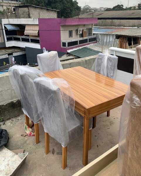 Table et chaises en bois