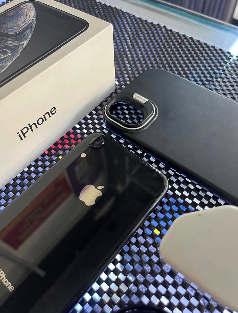 iPhone Noir avec Accessoires