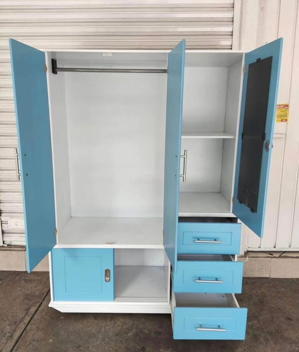 Armoire bleue avec miroir