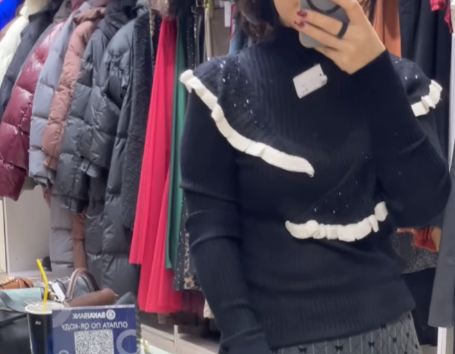 Ак руфлдер жана пайеткалар менен аялдардын кара трикотаж свитери