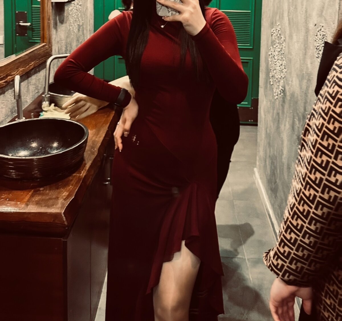 Продам элегантное бордовое платье с разрезом.