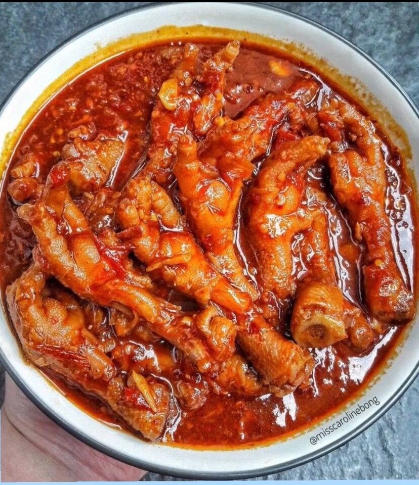 Délicieux plat de pieds de poulet épicés