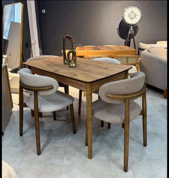 Table à manger plus 4 chaises