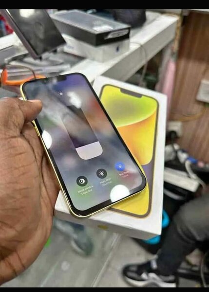 Smartphone moderne jaune iph13