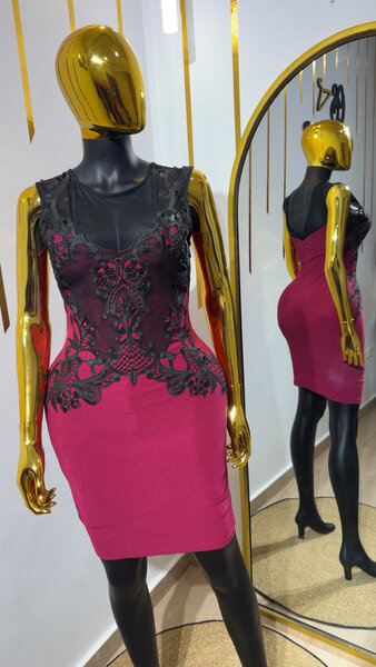 Robe Crayon Dentelle Élegante