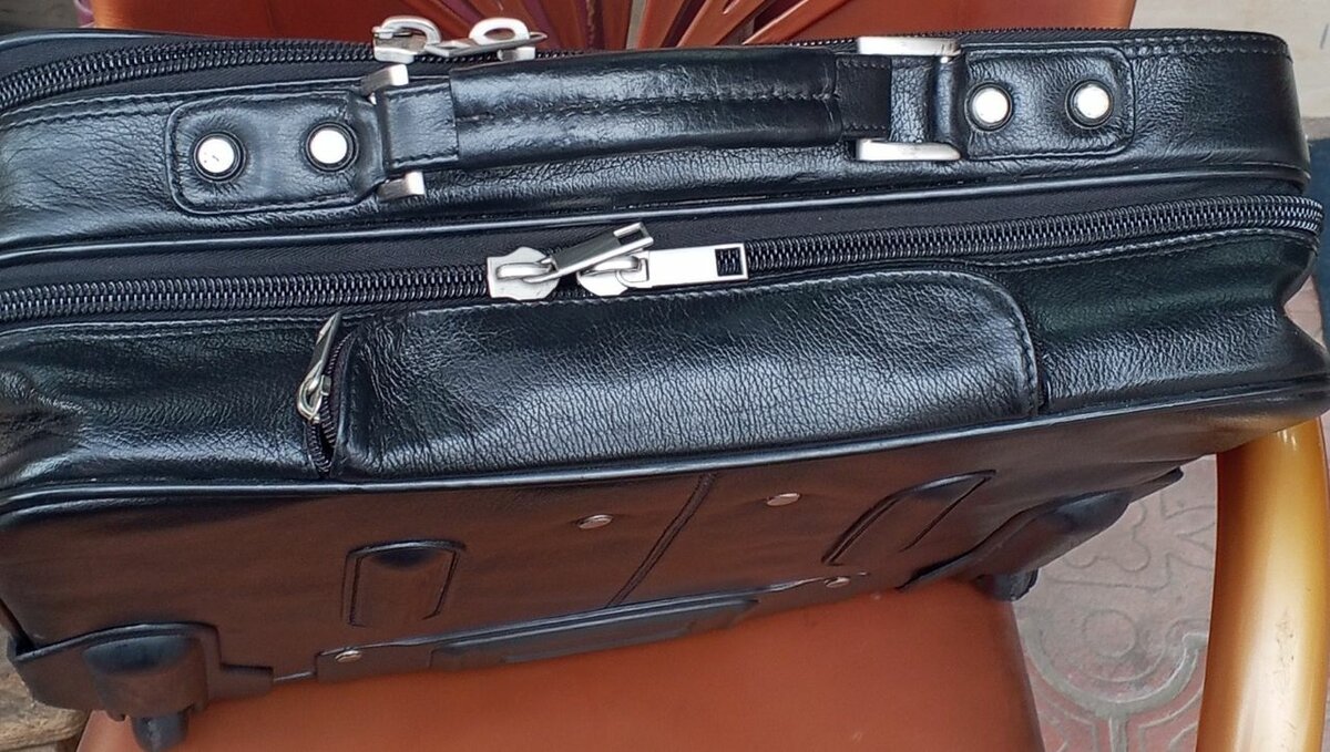 Valise à roulettes en cuir
