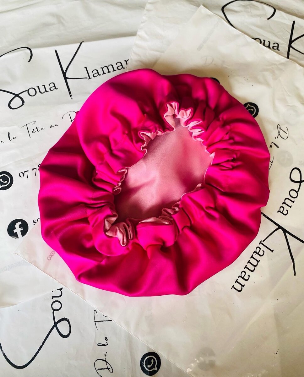 Bonnet en satin rose (enfant)