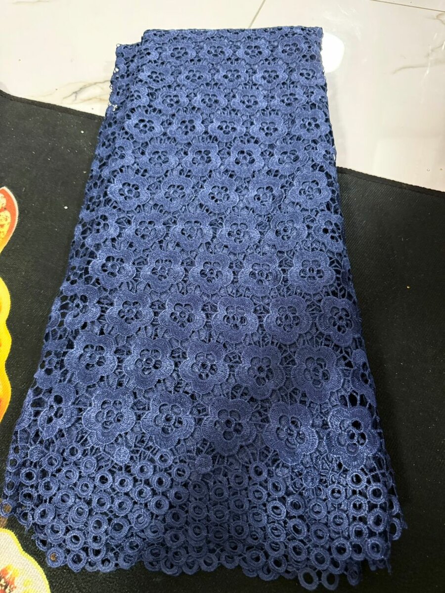 Tissu en dentelle brodée