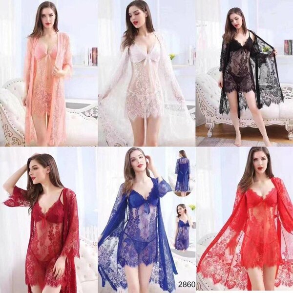 Robe en dentelle transparente